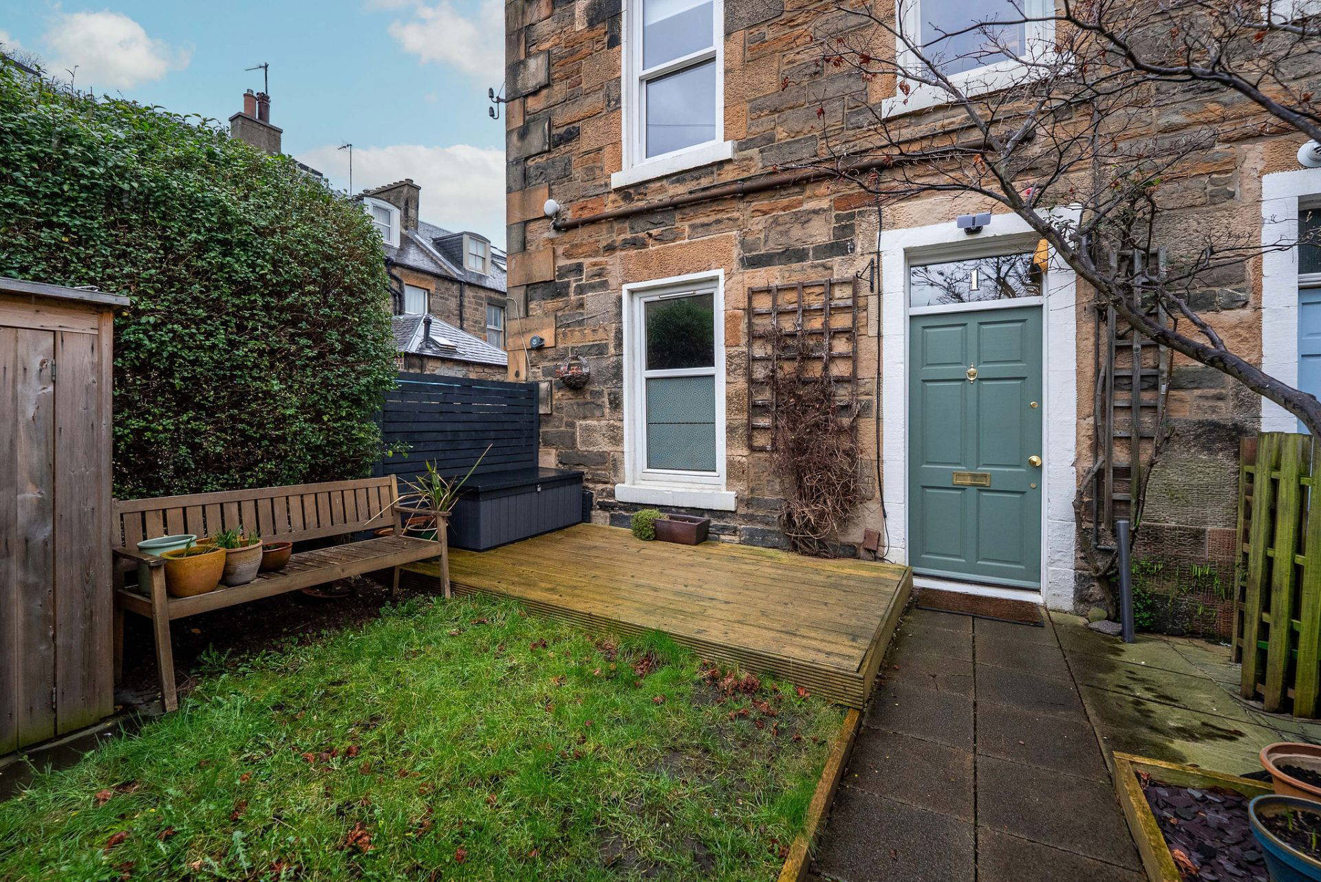 1 Somerset Place, Edinburgh, EH6 8AG -Private Front Garden
