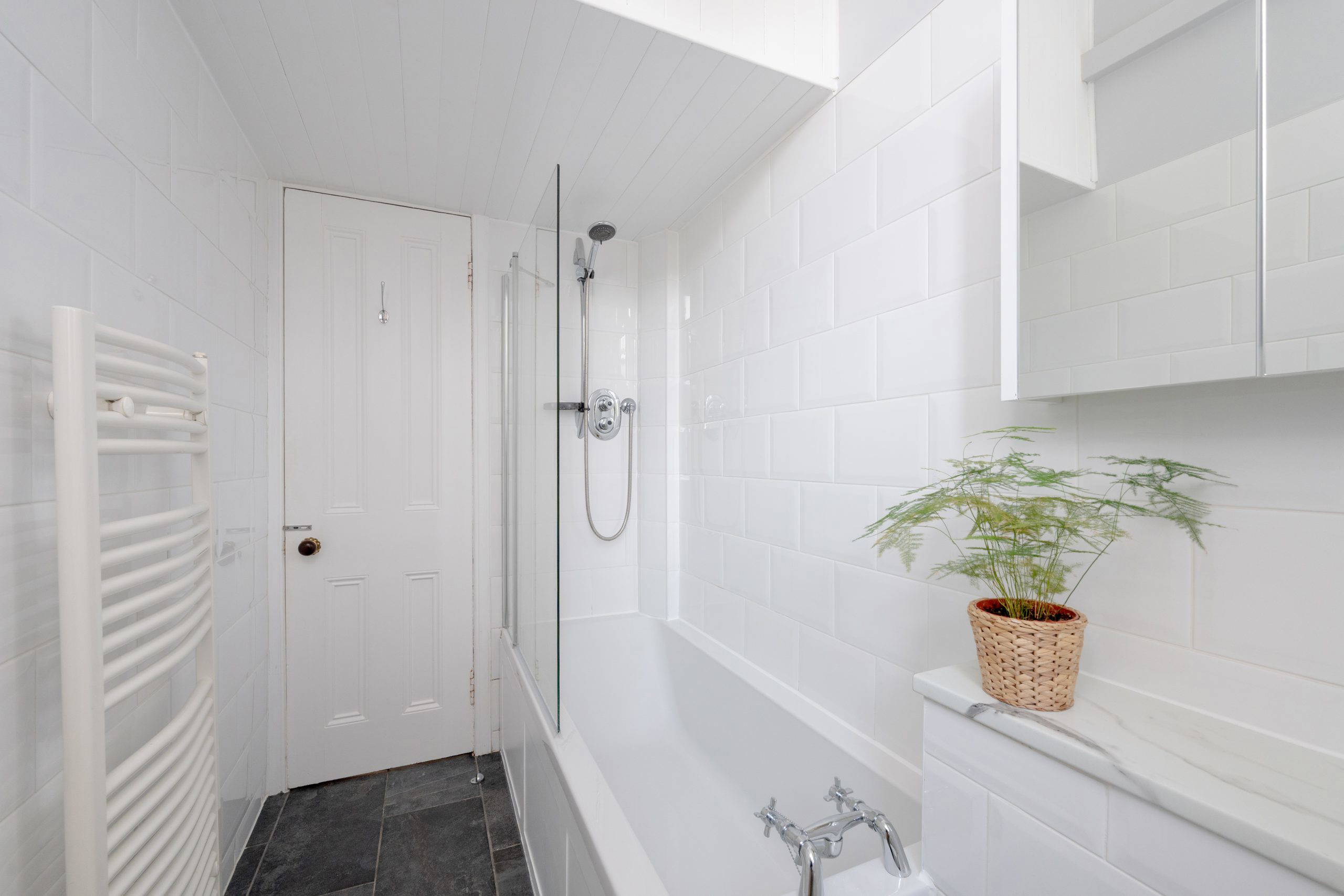 29/1 Polwarth Gardens, Edinburgh, EH11 1JT - Bathroom