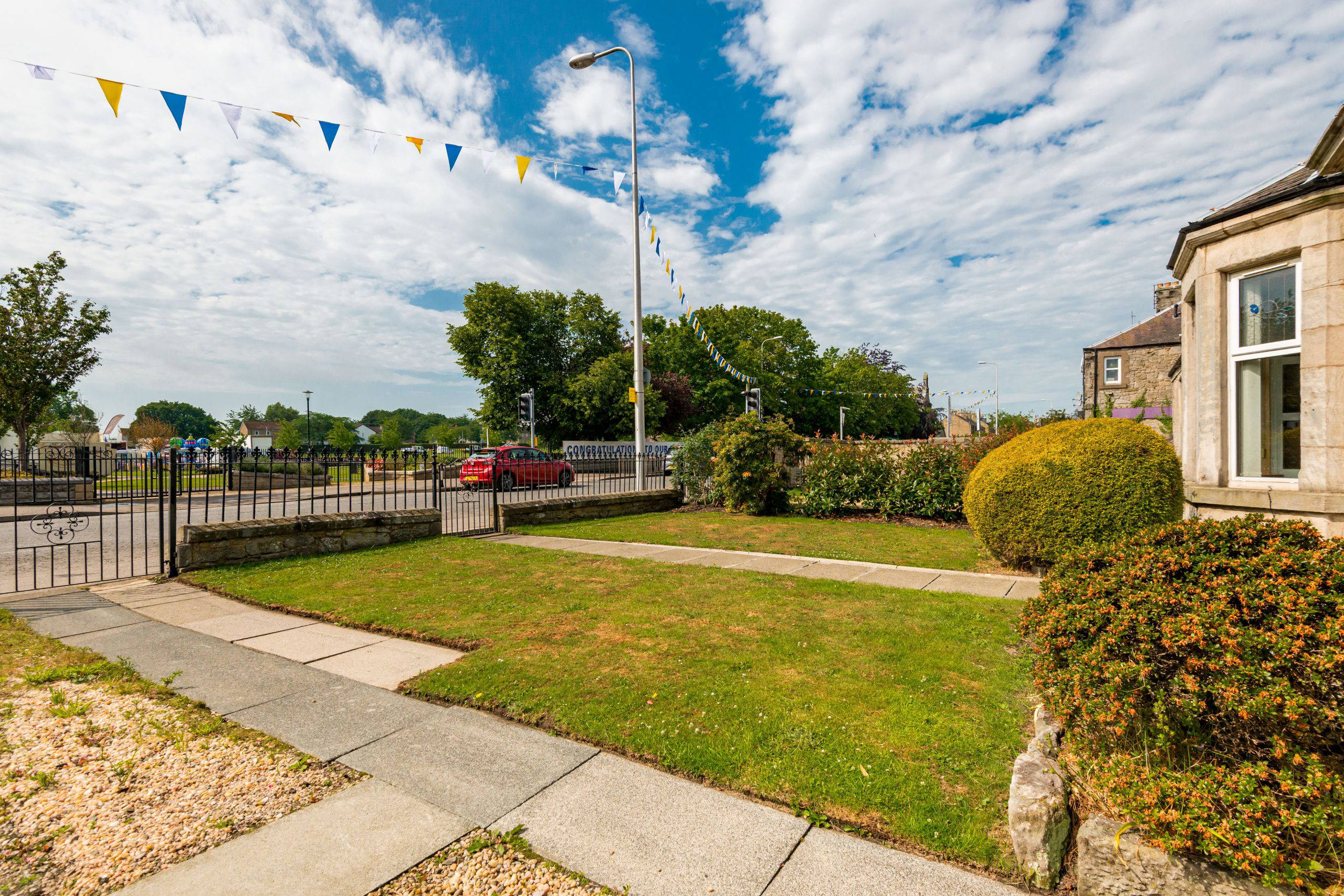 91 The Loan, Loanhead, EH20 9AG - Front