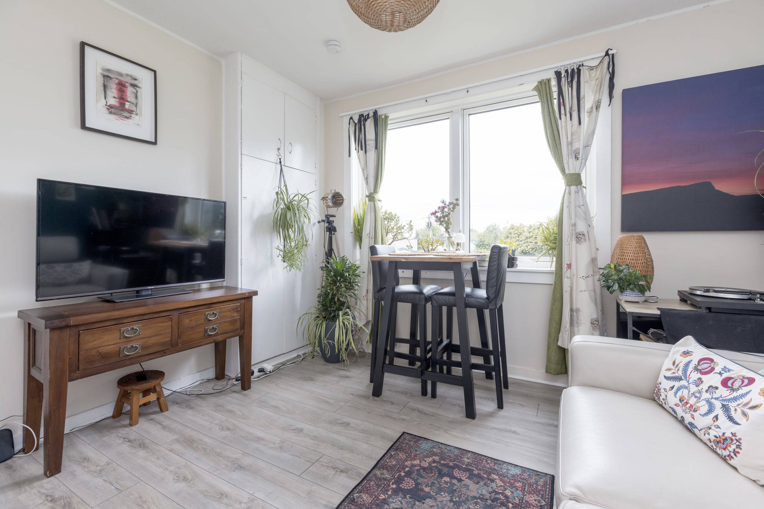 8/2 Lochend Drive, Edinburgh, EH7 6DW - Living Room