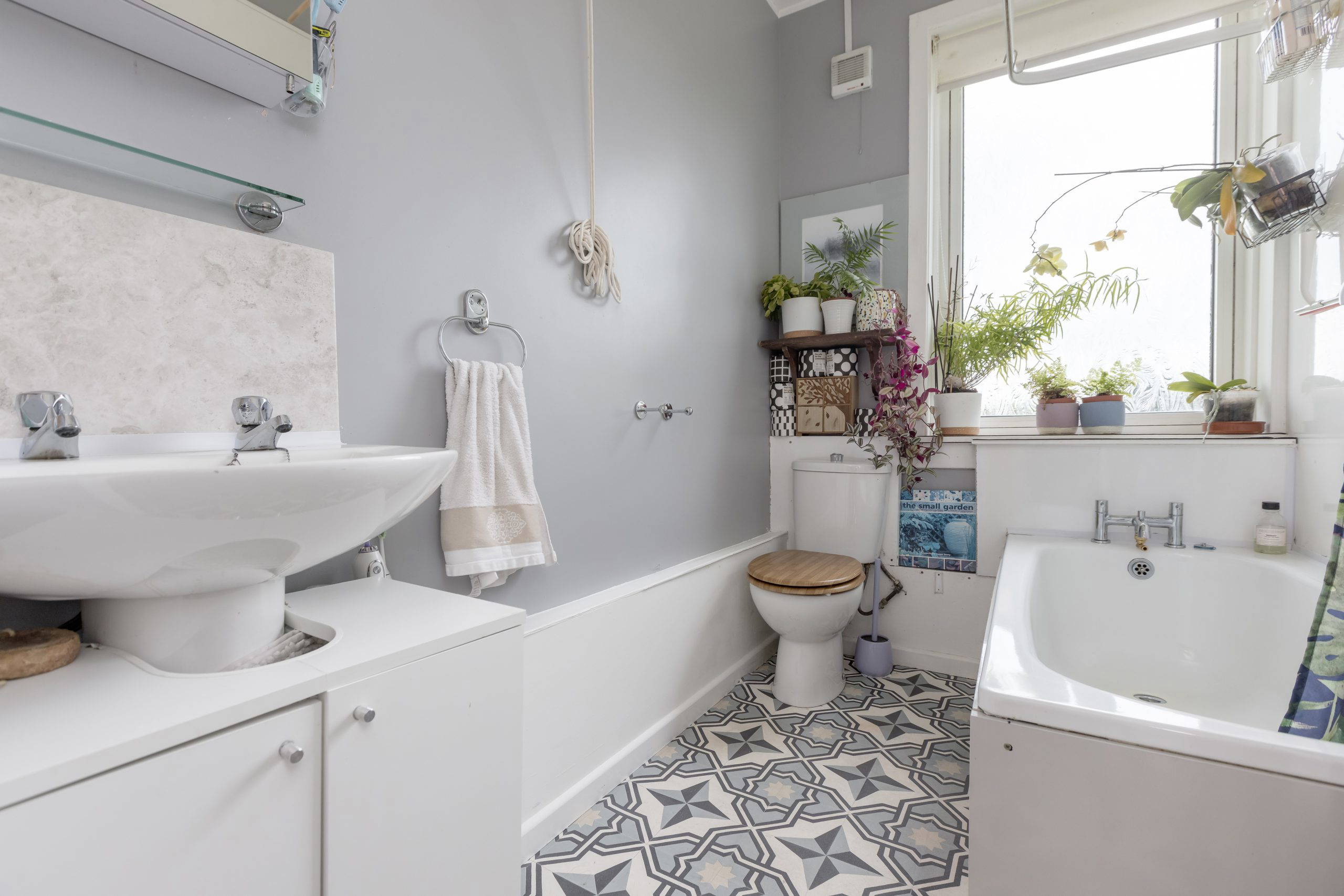 8/2 Lochend Drive, Edinburgh, EH7 6DW - Bathroom