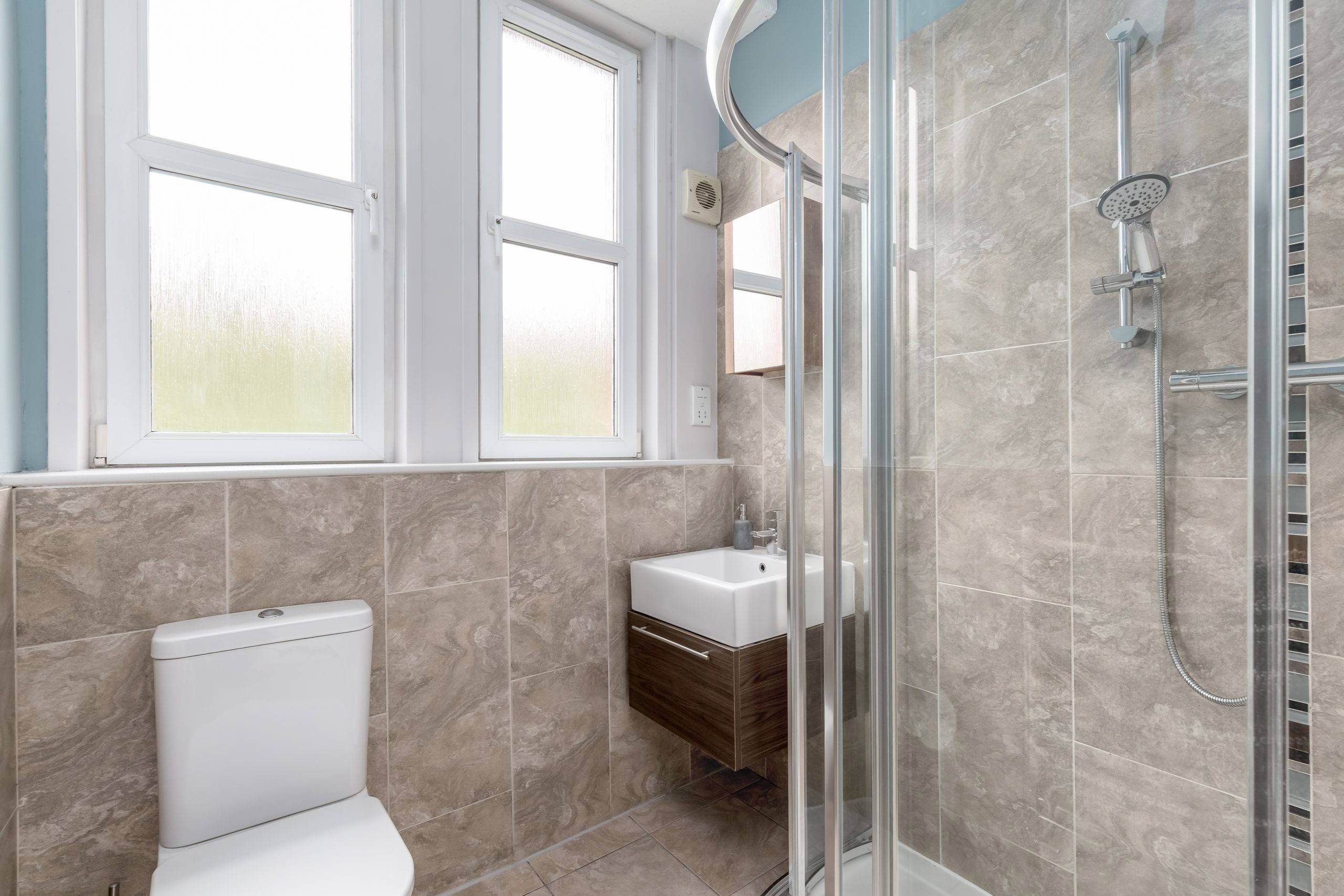 37/13 Bryson Road, Polwarth, Edinburgh, EH11 1DY - Bathroom
