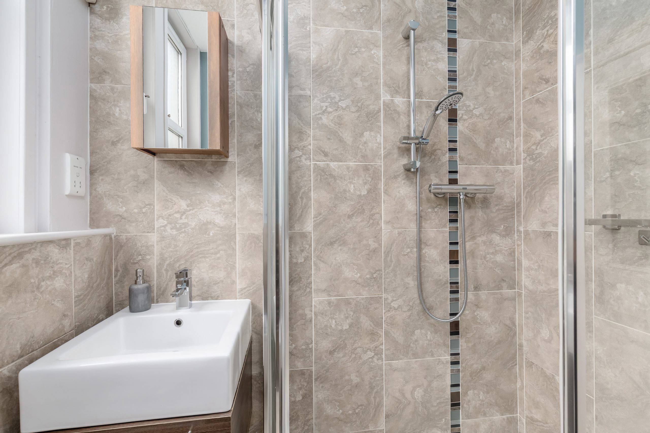 37/13 Bryson Road, Polwarth, Edinburgh, EH11 1DY - Bathroom
