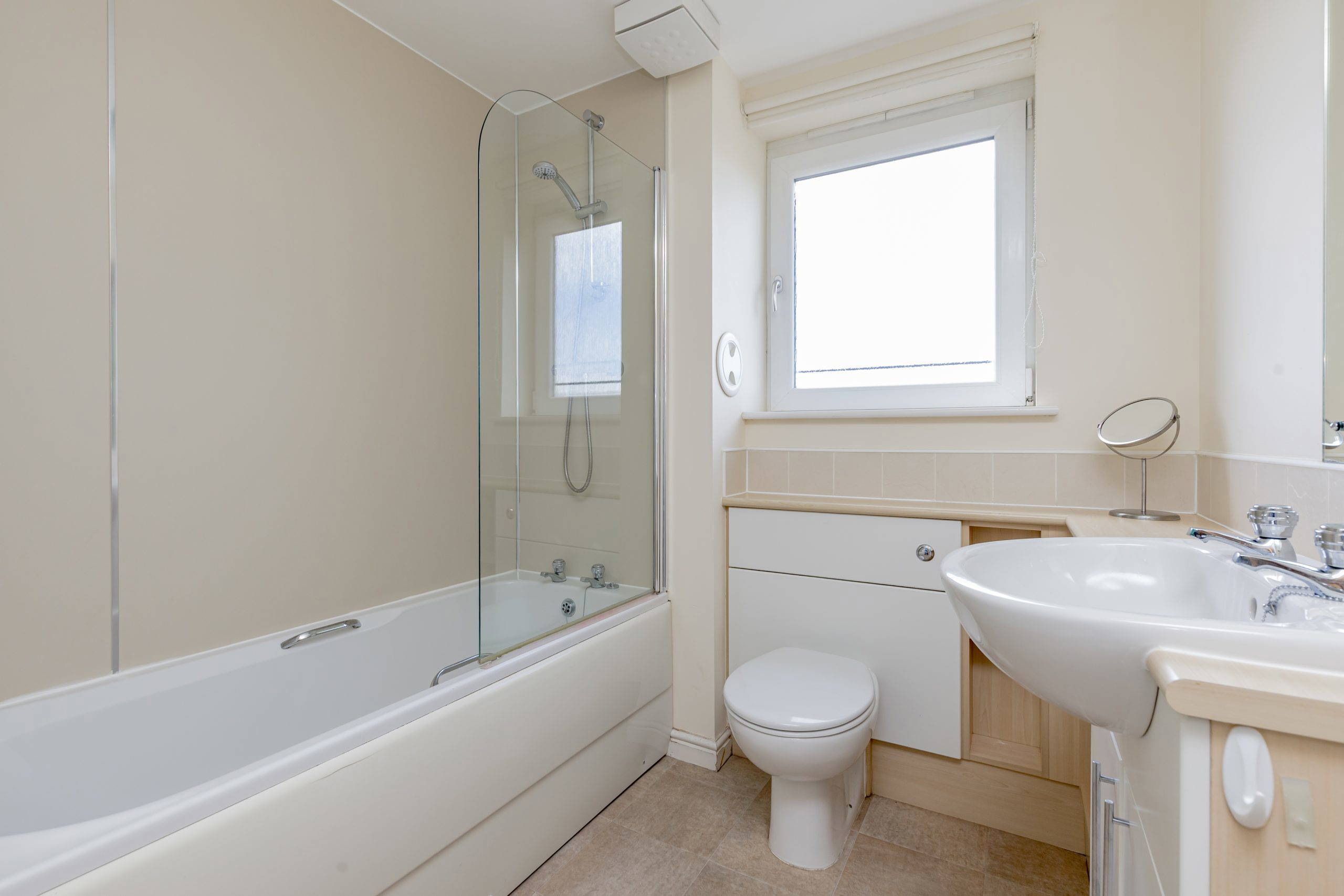 18/13 Slateford Gait, Edinbrugh, EH11 1GU - Bathroom