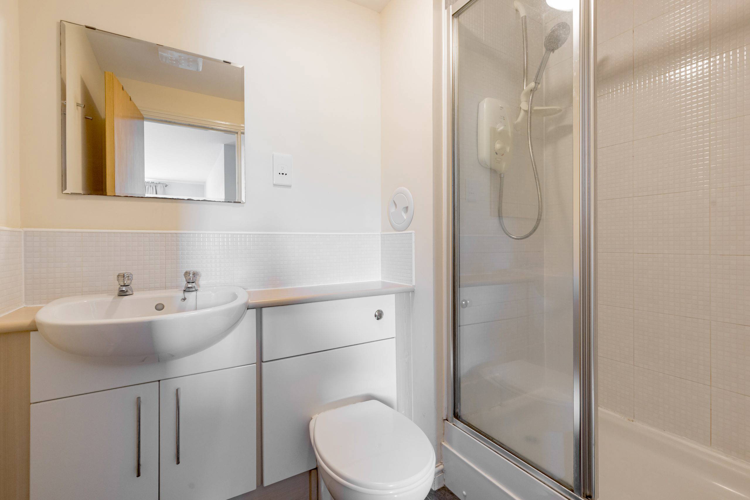 18/13 Slateford Gait, Edinbrugh, EH11 1GU - Bathroom